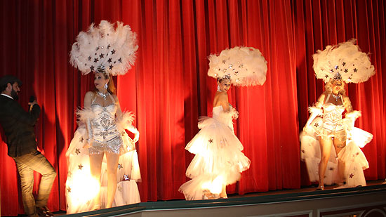 Manuel Cortez und Blonde Bombshell Burlesque auf der Bühne des Filtheater Sendlinger Tor (©Foto:Martin Schmitz)
